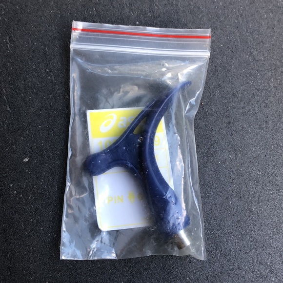 Girls ASICS metal running spikes. - Picture 5 of 5